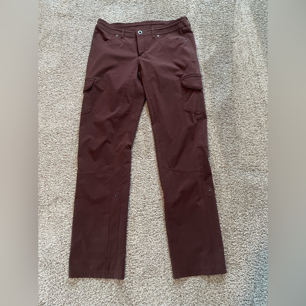 Kuhl size 8 women’s roll up light weight pants in burgundy.